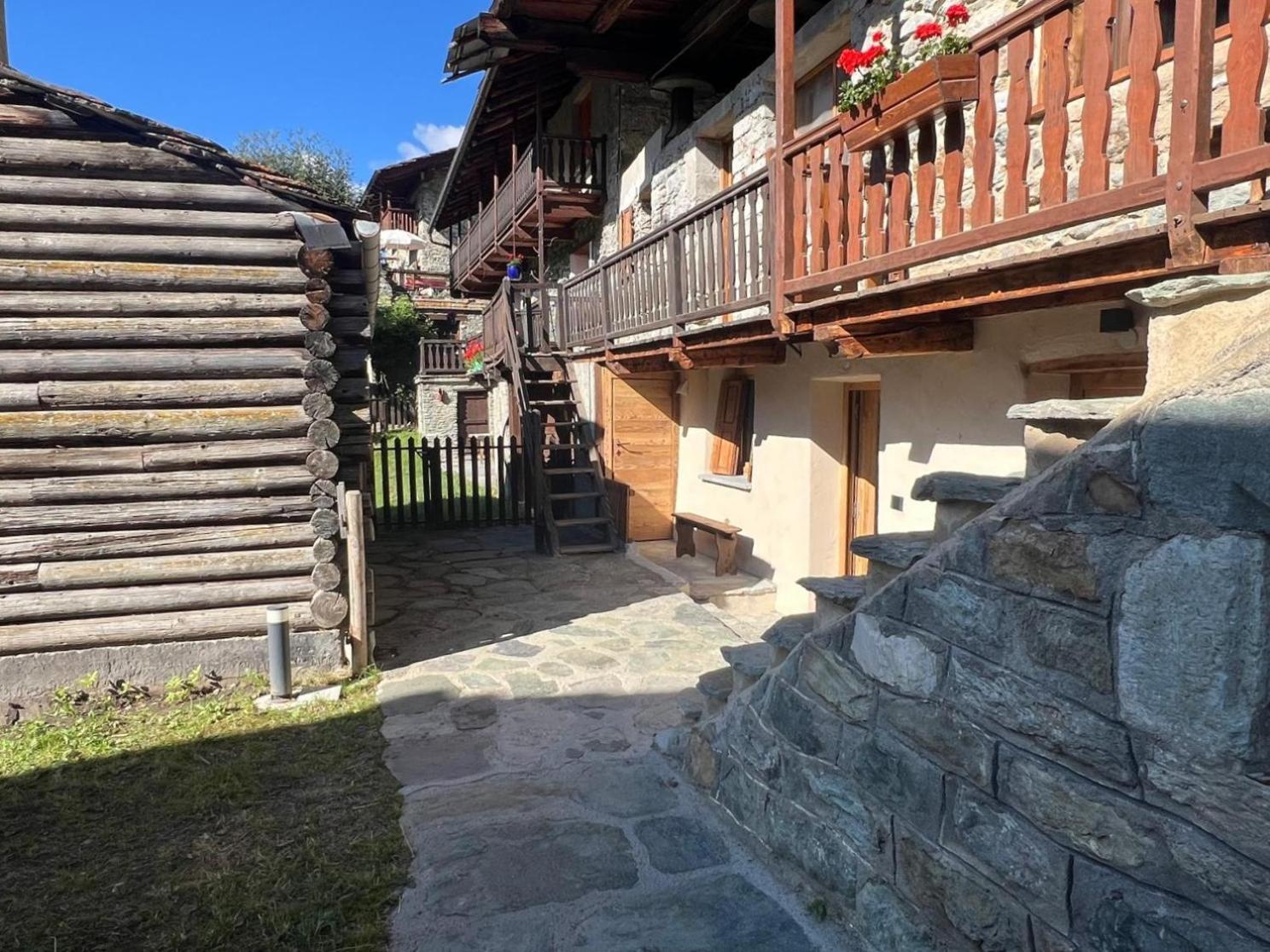 Joivy Modern Family Chalet With Stunning Mountain Views Champoluc Exterior photo