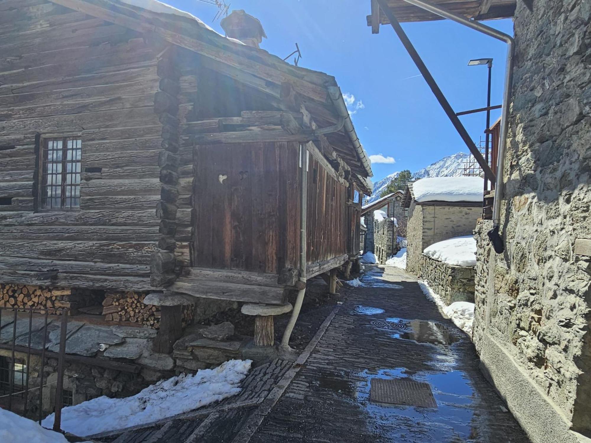 Joivy Modern Family Chalet With Stunning Mountain Views Champoluc Exterior photo
